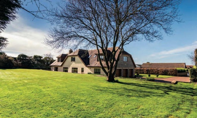 Southgate Casa | Luxury, Spacious Home with Private Driveway Beaches and Gower in close proximity