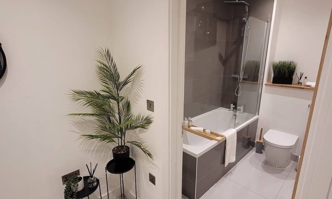 Wainscot Apartamento | Luxury Spacious Penthouse In Rochester Strood With Kitchen And Facilities