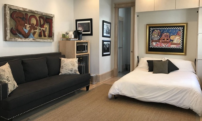 Carrollton Apartamento | Estudio de lujo Oasis en St. Charles Ave. piscina, spa, patio privado, en la ruta del tranvía