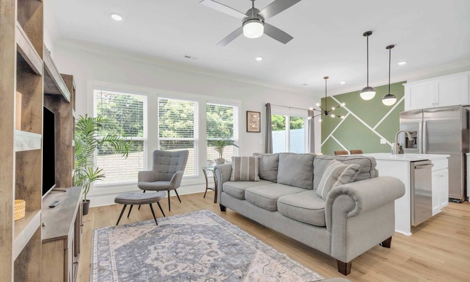 Spartanburg Casa | Luxury Stay 2 min to Downtown, King Bed BRAND NEW