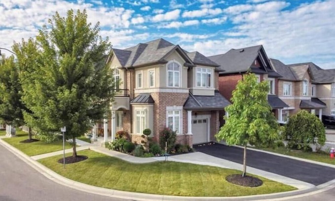 Brampton Casa | Luxury Stay in Brampton: 3 Private Rooms 3 Beds