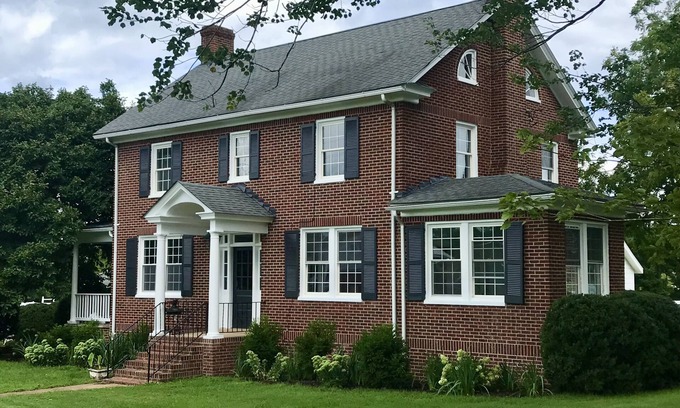 Cobham Casa | Elegancia y comodidad en una granja de flores apta para mascotas. Somerset, VA.