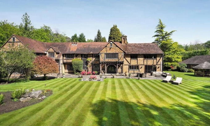 Windlesham Casa | Luxury Stay w/ Pool, Hot Tub, Gym & Garden