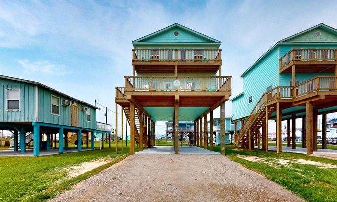 Surfside Beach Casa | Luxury | Steps to Beach | Dog Friendly | New Reno