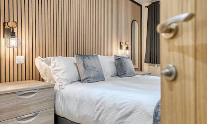 Priors Marston Apartamento | Luxury Stockton Studio Rooms, Free WiFi & Parking
