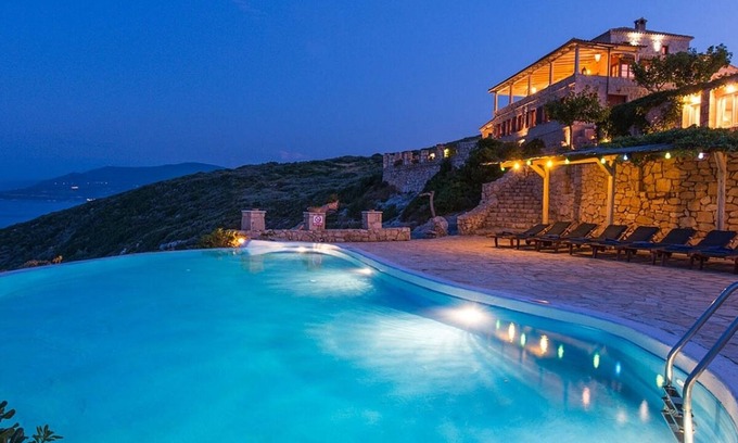 Korithi Villa | Casa de piedra de lujo, impresionantes vistas al mar, piscina infinita, jacuzzi y acceso directo al mar.