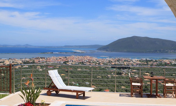 Apolpaina Villa | Villa de lujo hecha de piedra con vista excepcional y piscina
