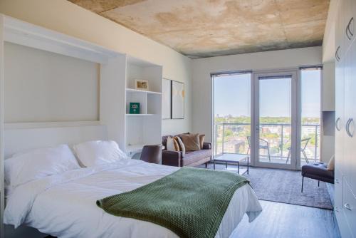 Lower East Side Apartamento | Luxury Studio Apt Near Brady St with Balcony and Lake View