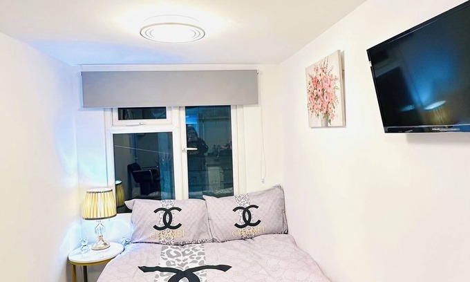Heston Apartamento | Luxury Studio - Near Heathrow - Parking Available