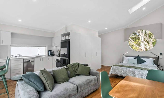 Nedlands Apartamento | Luxury studio set in the trees, close to hospitals, Uni, and Cat buses