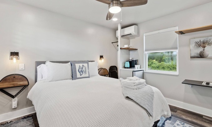 Ocean Cay Apartamento | Luxury Studio Steps to Beach Kitchenette Outdoor Seating