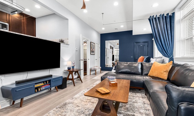 Brush Park Condominio | Luxury Studio w/ Garage in Brush Park! Walk to all Stadiums & the DMC