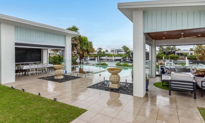Moreton Bay Region Casa | Luxury & Style on the Canal