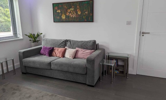 Hadley Wood Apartamento | Luxury Suite in Cockfosters Kick back and relax in this calm, stylish space.