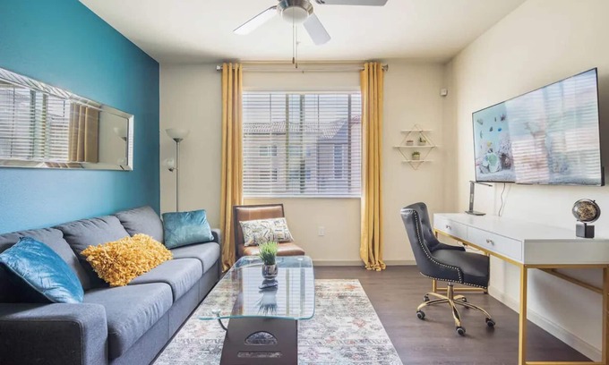 Camarillo Apartamento | Luxury Suite King Bed 👑 Wi-Fi Pool Gym ✦ 55" Smart TVs 📺 Full Kitchen