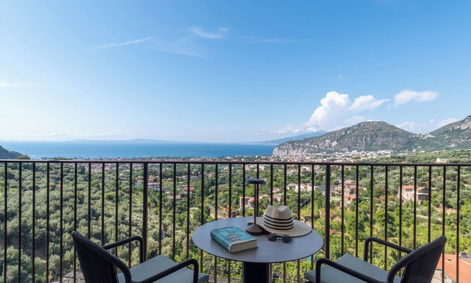 Sant'Agnello Complejo | Luxury suite with balcony overlooking the gulf of sorrento