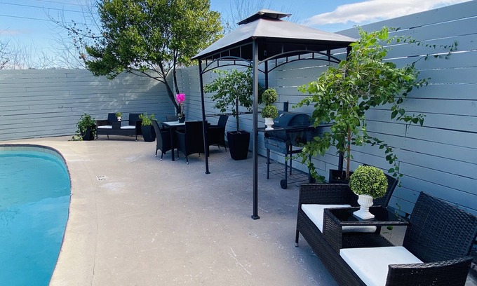 Killeen Apartamento | Luxury Suites, Pool, Garden, Free Breakfast, Live Music, Fun Family Activities