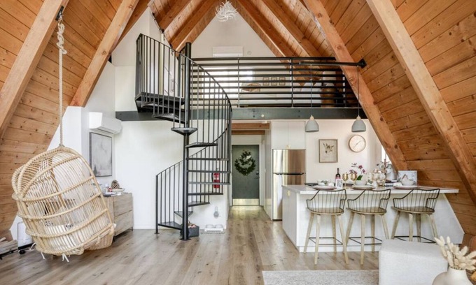 Running Springs Chalet De Esquí | Luxury summer Scandia A-Frame mountain Chalet +Hot Tub, EV & Pet friendly