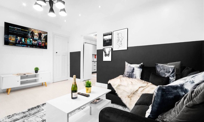 Seisdon Casa | Luxury Three Bedroom House - Parking - Garden