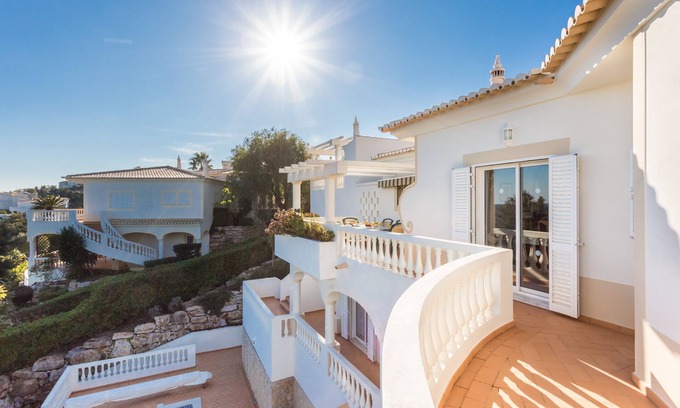 Budens Villa | Villa de lujo de tres dormitorios con gran piscina y spa en un jardín privado