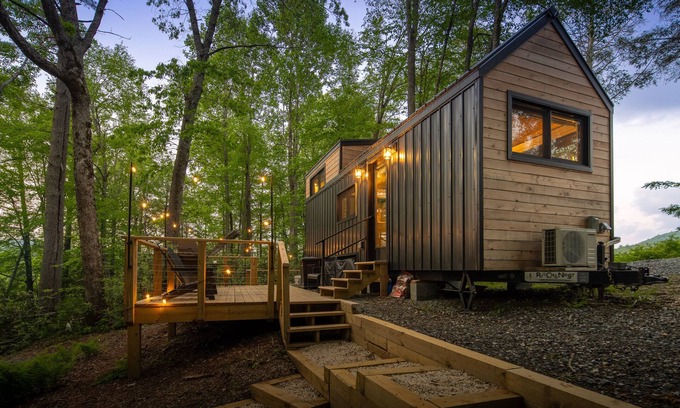 Deep Gap Apartamento | Luxury Tiny Home in Deep Gap with Hot Tub and Fireplace