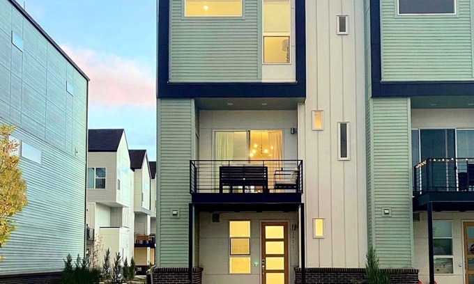 Twin Lakes Casa | Luxury Townhome - 10 Min to Downtown!