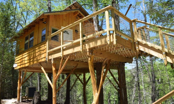 Gatlinburg - Pigeon Forge Chalet De Esquí | Casa del árbol de lujo construida por The Treehouse Guys del espectáculo de bricolaje