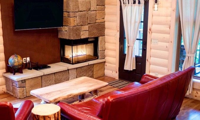 Millersburg Cabina | Luxury Treehouse Getaway with Treetop Views