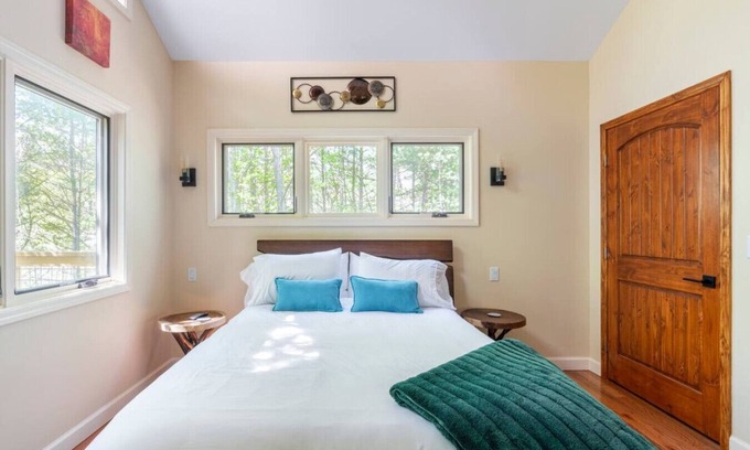 Marshall Cabina | Luxury Treehouse -M aple Treehouse - Near Asheville - Pet Friendly