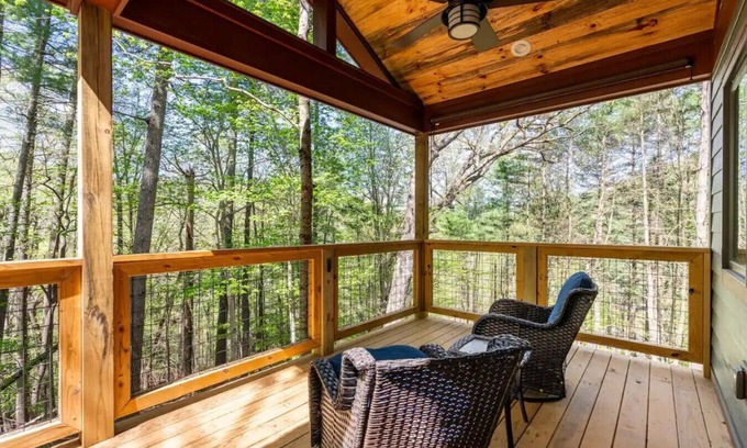 Marshall Cabina | Luxury Treehouse - Oak Treehouse - Near Asheville - Pet Friendly