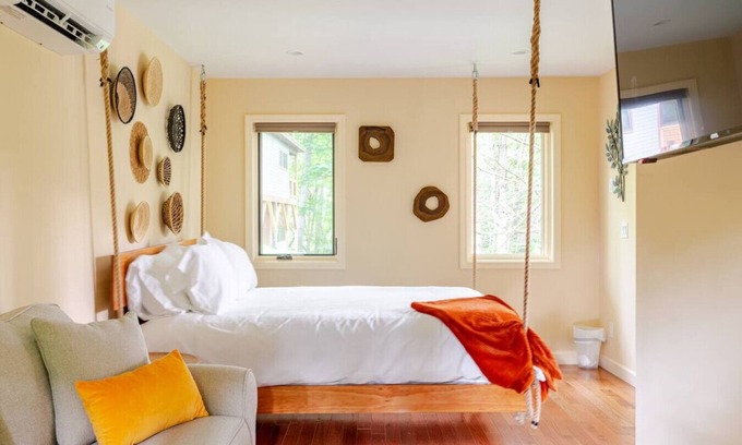 Marshall Cabina | Luxury Treehouse - Poplar Treehouse - Near Asheville - Pet Friendly