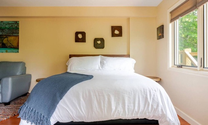 Marshall Cabina | Luxury Treehouse - The Aerie - Near Asheville - Pet Friendly