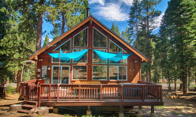 Truckee Chalet De Esquí | Luxury Truckee Chalet w/ Hot Tub, Deck & Workspaces – Near Donner + Tahoe