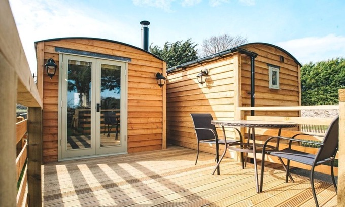 Tywyn Cabina | Luxury Twin Shepherds Hut - Cosy & Romantic