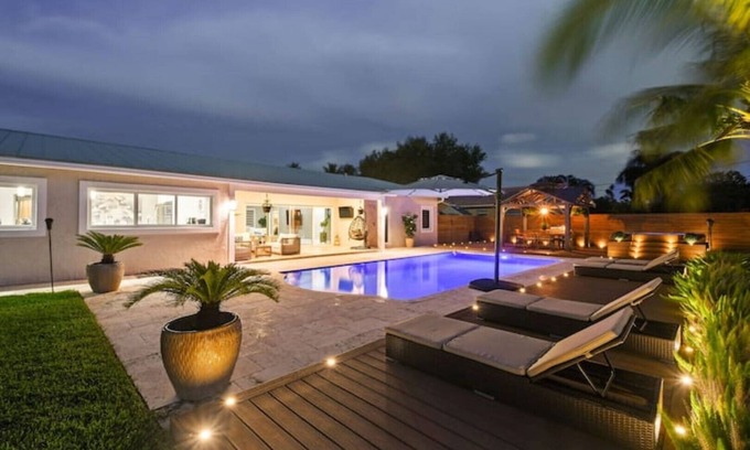 Lake Clarke Shores Casa | Luxury Unique Property 4-3 - Entire House - Heated Pool - Lg Yard