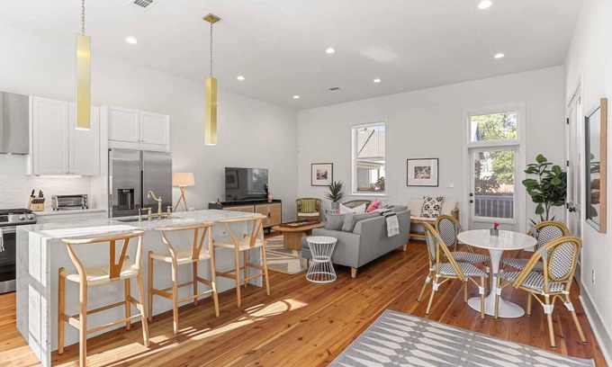 West Riverside Casa | Luxury Uptown 4BR | Courtyard | Elegantly Designed