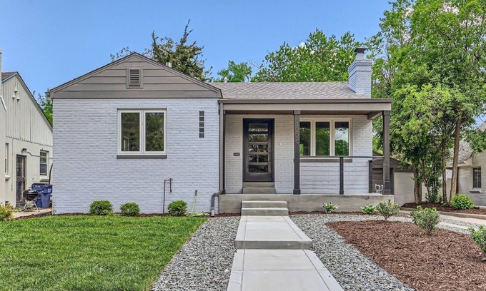 Congress Park Cabaña | Luxury Urban Oasis: Cozy Cottage with Prime Location