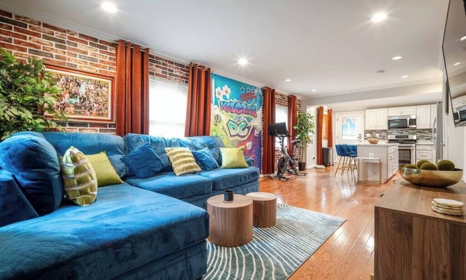 Bellevue Casa | Luxury Urban Oasis Free Parking Centrally Located!