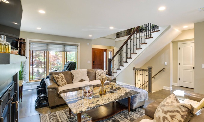 Des Plaines Casa | Luxury Vacation Home Rental ~ 20 Mi to Chicago!
