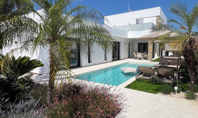 Cambrils Villa | cabaña de lujo del diseñador para 8 personas con piscina climatizada
