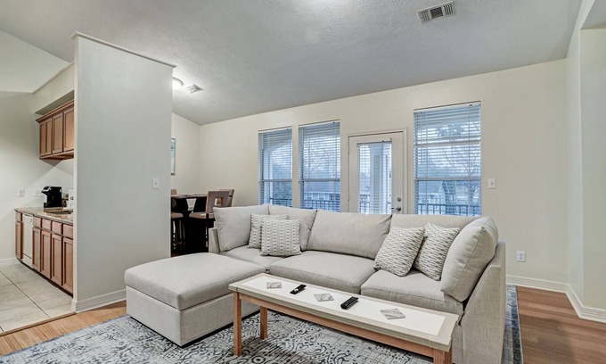 Clear Lake Shores Condominio | Luxury vacation Kemah, TX condo. Bars and restaurants within walking distance.