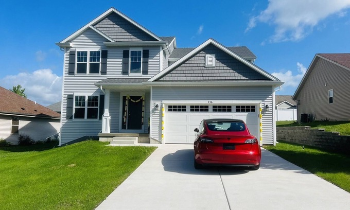 Hartford Casa | Luxury Vacation Smart Home w/ Hot-tub, Home Theatre & XBOX