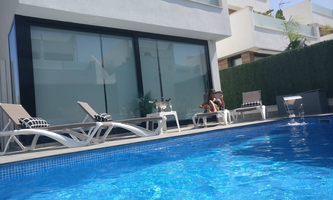 Los Cuarteros Villa | Villa de lujo con 4 camas, piscina privada climatizada, jacuzzi para 6 personas, a pie de playa.