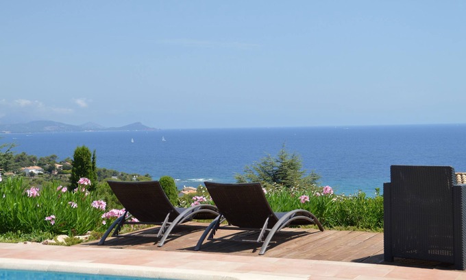 Les Issambres Villa | Villa de lujo, vista panorámica al mar, piscina climatizada, aire acondicionado.