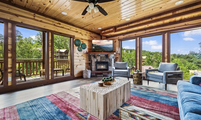 Caton Cabina | Luxury Views, Sparkling Pool, Giant Theater Oh My!