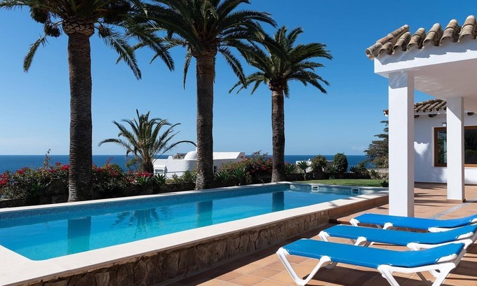 Atlanterra Villa | Villa de lujo en 'Playa Atlanterra' con vistas al mar, piscina, jardín y Wi-Fi