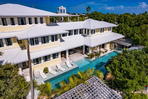 Marathon Villa | Luxury Villa-60 ft Pool-Jacuzzi-Endless Amenities-