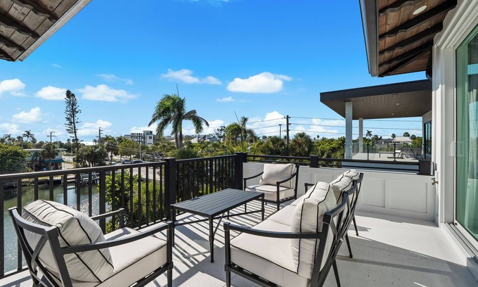 Saint Armands Key Casa | Luxury Villa 9BR/9BA Steps to Lido Key Beach