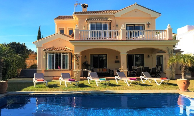 Casares Villa | villa de lujo, 4 dormitorios, 4 cuartos de baño, piscina privada y jardín!
