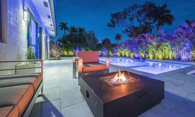 Golden Glades Villa | Luxury Villa Amara w/ Heated Pool Sauna Gym BBQ
